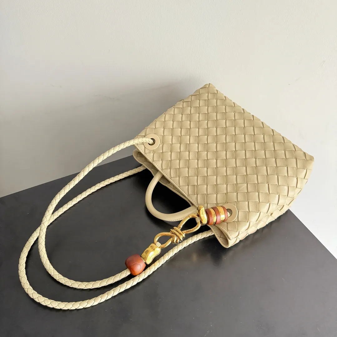 The new Andiamo batch of 3060 BV is shipped‼ ️The classic intercciato weaving process is used to create a soft bag, the metal knot is made of micro-cast aluminum using jewelry technology🪢, and the decorative beads are made of metal and hand-polished oak, allowing you to jump repeatedly between elegance and fun💃, making it unpredictable. Classic and versatile, it shows off your temperament, and the bag has a large capacity, making it very convenient for daily commuting! It has a variety of carrying methods, the shoulder straps can be adjusted by yourself, the original lambskin feels soft and delicate, and the unisex style breaks gender boundaries and brings a more practical and long-lasting use experience. The Andiamo, which has both elegant and casual styles, perfectly interprets the "fashionable old money style". Style number: 743568+wood hardware Color: cream yellow Size: 25*22*10.5cm